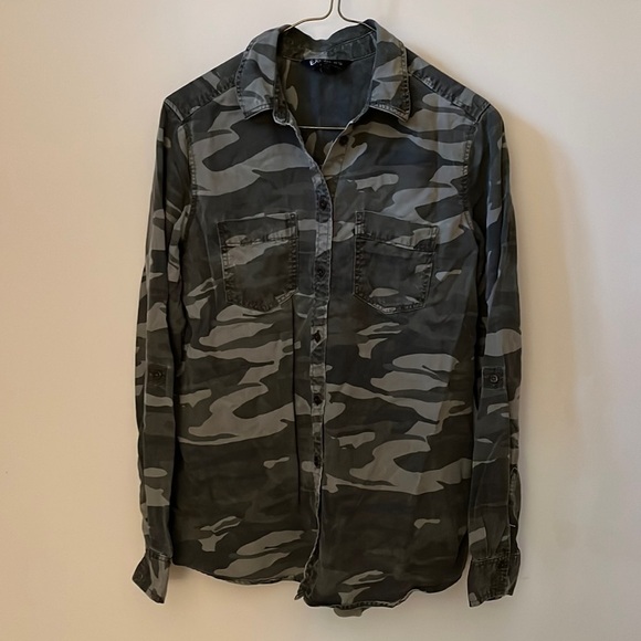 🏷️ 2/$20 Express Camo Button-down Tunic Shirt - Picture 1 of 4